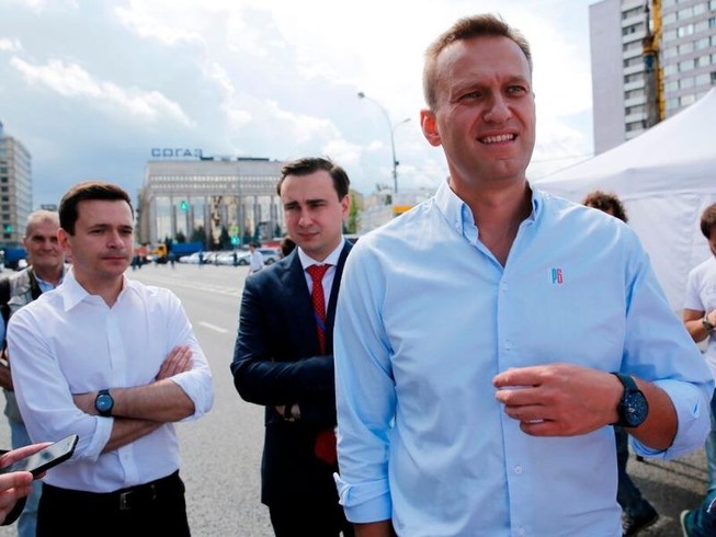 Ông Navalny (phải).