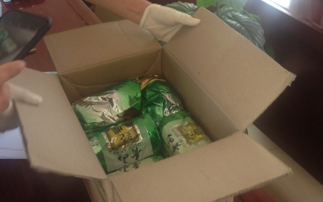 Bắt cặp nam nữ giấu 5 kg hàng đá trong túi đựng trà
