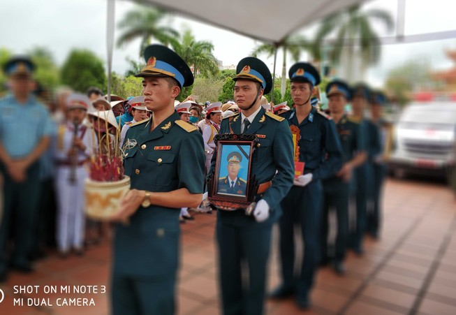 Người dân tiễn đại tá phi công Phạm Giang Nam về đất mẹ