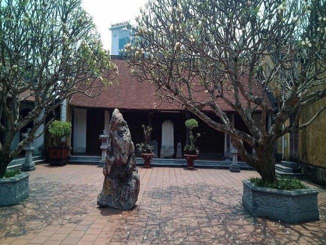 Người đi chùa tố bị sư trụ trì doạ... thả chó cắn nát mặt