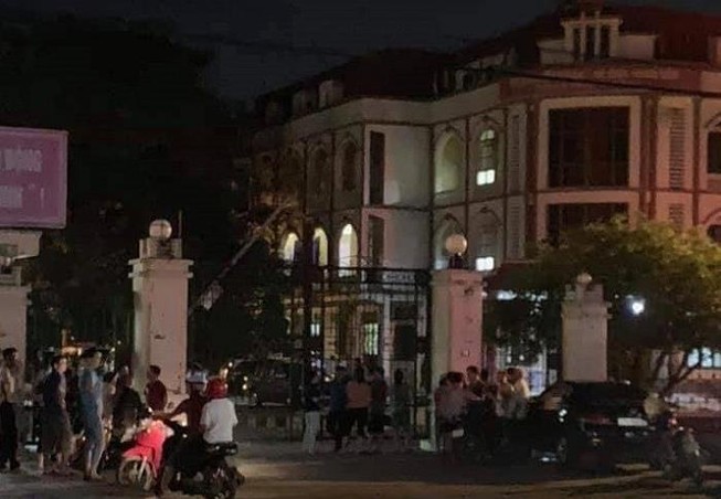Cán bộ phòng nội vụ chết tại trụ sở với vết cứa ở cổ