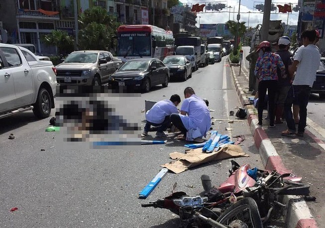 Ô tô khách tông hàng loạt xe máy, ô tô, 5 người thương vong