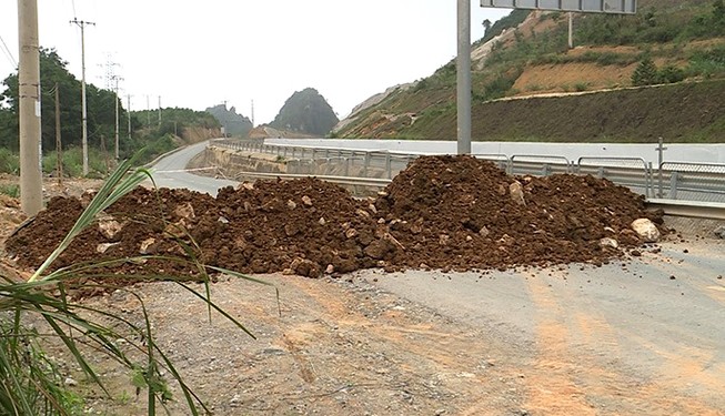 Quảng Ninh đổ đất, đặt bê tông phong tỏa đường kiểm soát dịch