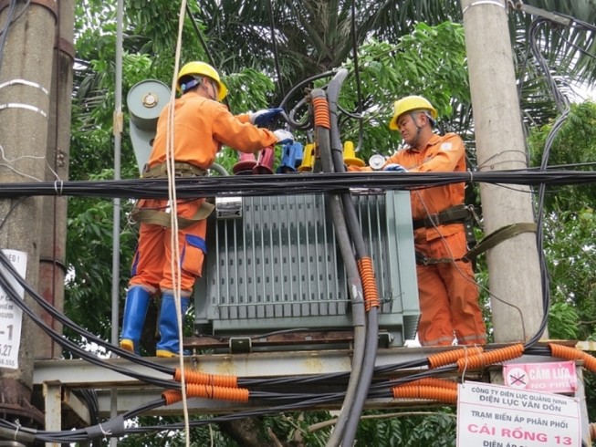 Công nhân Điện lực Vân Đồn đang kiểm tra hệ thống điện. Ảnh: PC Quảng Ninh.