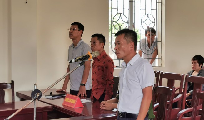 Đẩy cán bộ phường xuống hồ nước, bị phạt 12 tháng tù
