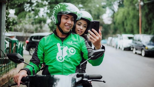 Lái xe Go-Jek sử dụng nền tảng GoPay để hành khách Indonesia trả tiền - Ảnh: Vulcan Post