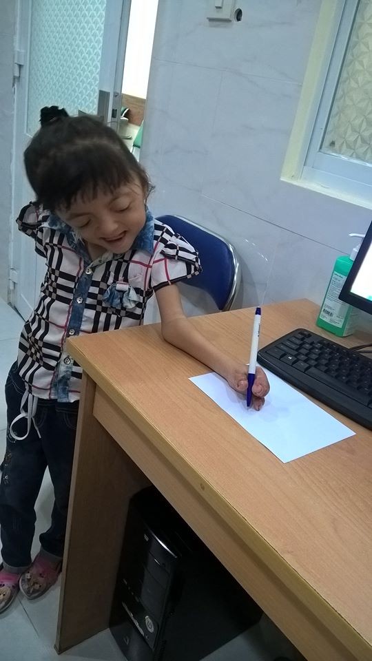 Hạnh phúc của cô bé 'từ mai con có ngón tay rồi' sau gần một tháng phẫu thuật
