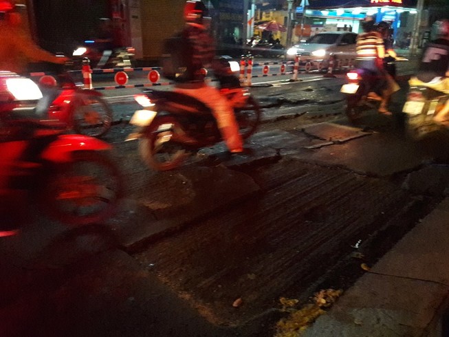 Sau mưa lớn đường bung lớp nhựa tạo nhiều ổ voi