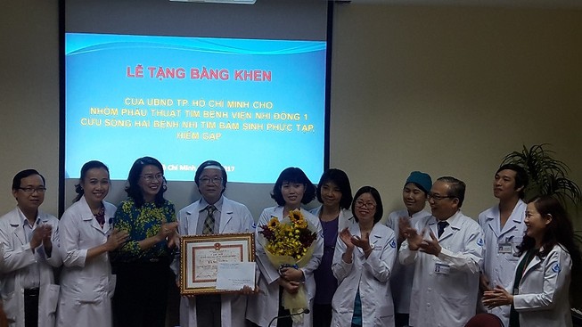 UBND TP thưởng nóng 2 êkíp bác sĩ mổ tim phức tạp