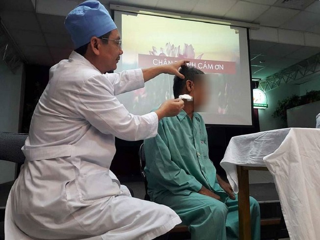 Quên đoạn tăm nhang trong lỗ rò tai cả năm trời