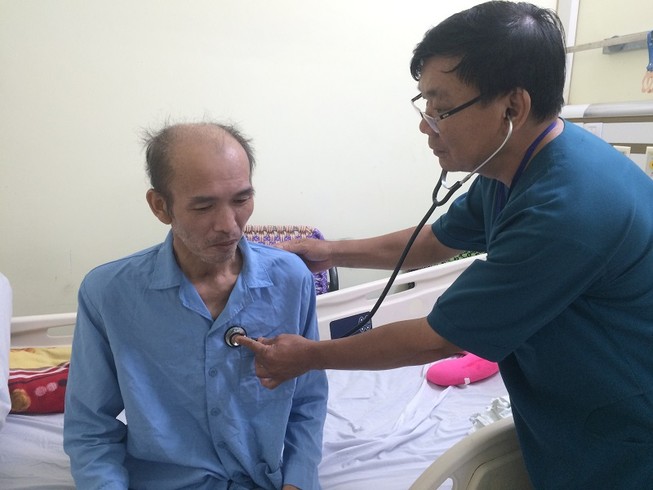 Bệnh nhân Hàn Quốc xin về, BS Việt quyết giữ lại