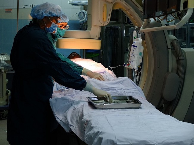 Va chạm với xe tải, suýt mất chân do tắc động mạch