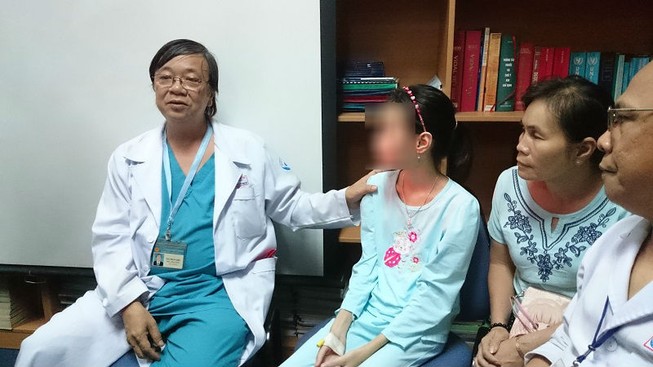Bé 13 tuổi mắc bệnh lạ, 6 tháng không đại tiện