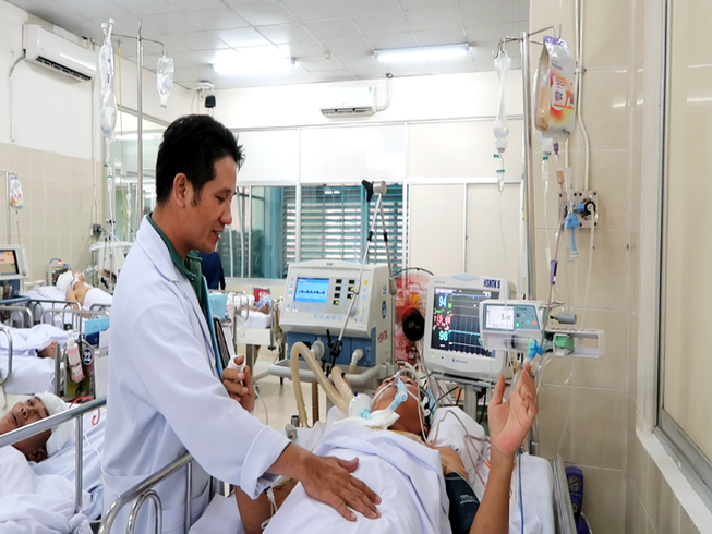 Bác sĩ bị cây phượng 40 năm tuổi đè nguy kịch