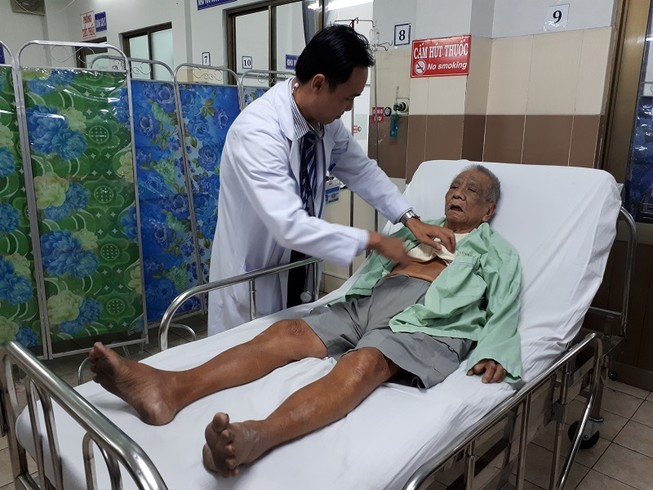 Cụ ông sống lại sau khi ngưng tim, ngưng thở