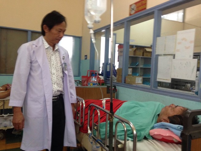 Dùng cây dù làm gậy, cụ ông bị cán dù đâm thủng bụng