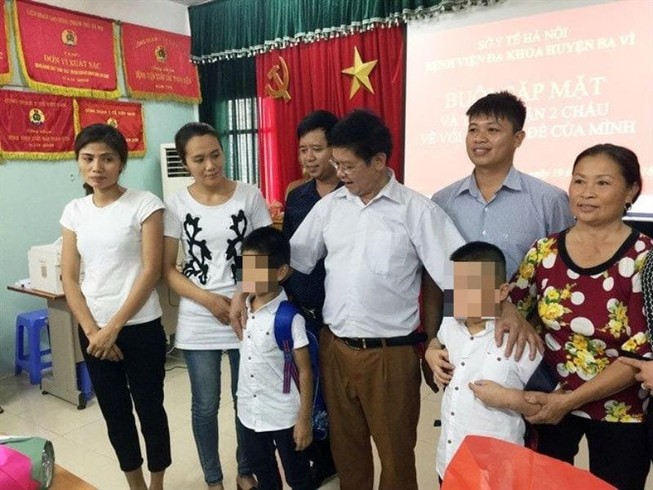 Hai gia đình ở Ba Vì trao trả con sau 6 năm trao nhầm