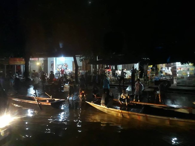Mưa khủng khiếp, dân bơi thuyền ra quốc lộ