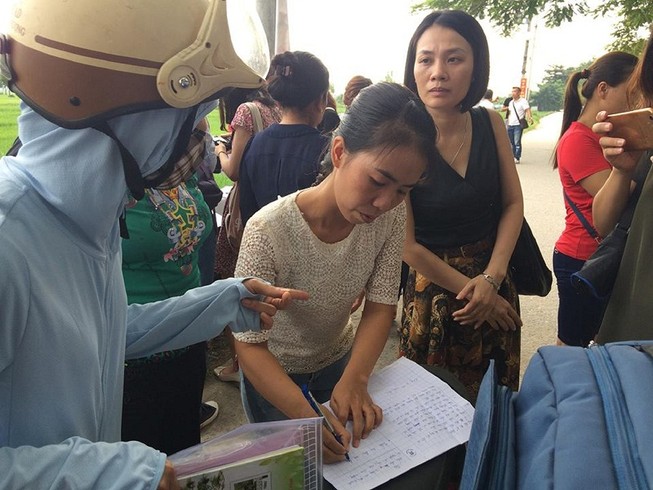 Căng thẳng vụ công an mời phụ huynh tố lạm thu trên Facebook