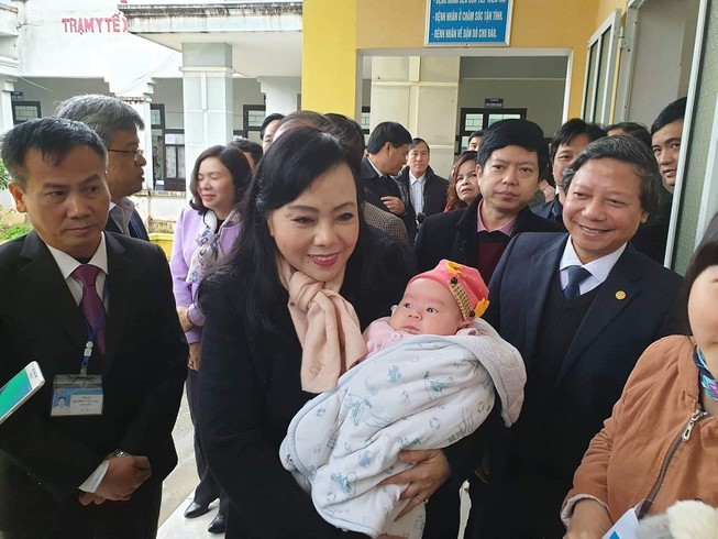 Bộ trưởng Y tế thị sát tiêm vaccine ComBE FIVE tại trạm y tế