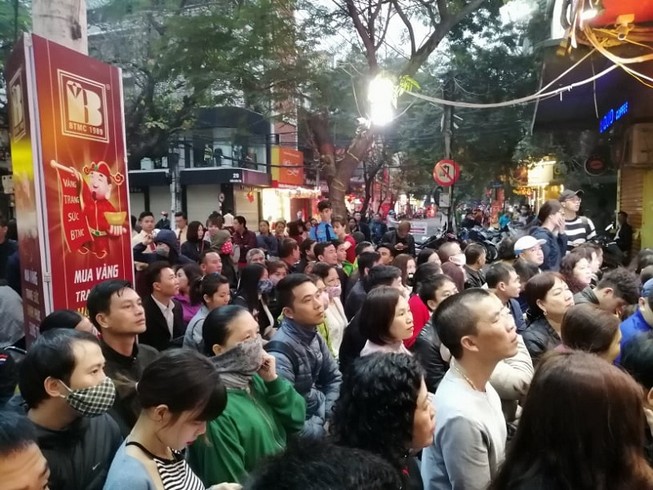 Người Hà Nội xếp hàng từ 4 giờ sáng mua vàng ngày Thần Tài