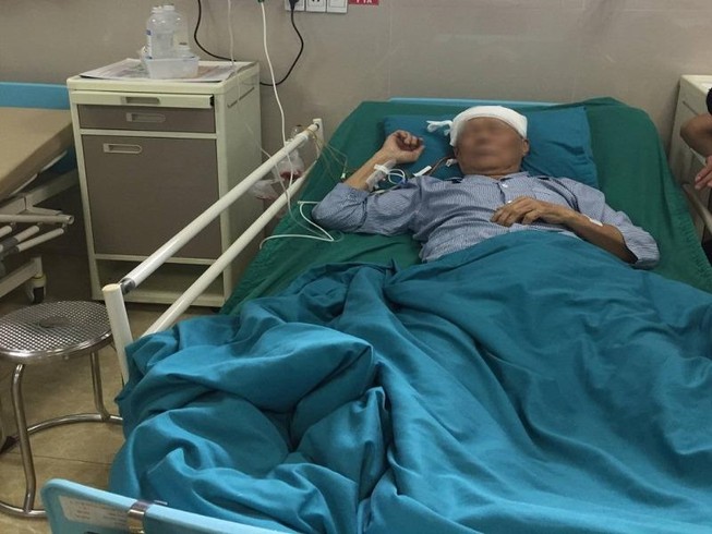 Bệnh nhân vừa được mổ não vừa nói chuyện với bác sĩ