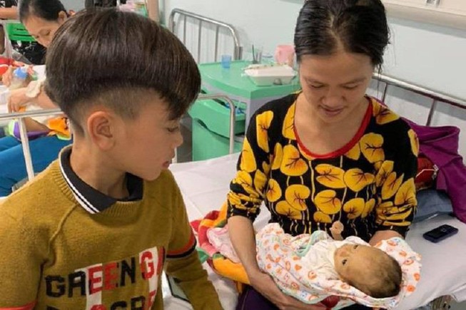 Cậu bé 13 tuổi đạp xe hơn 100km xuống Hà Nội thăm em ốm nặng