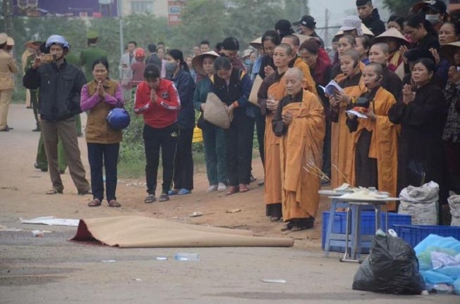 Nhân chứng kể lúc xe khách tông đám tang làm 7 người chết