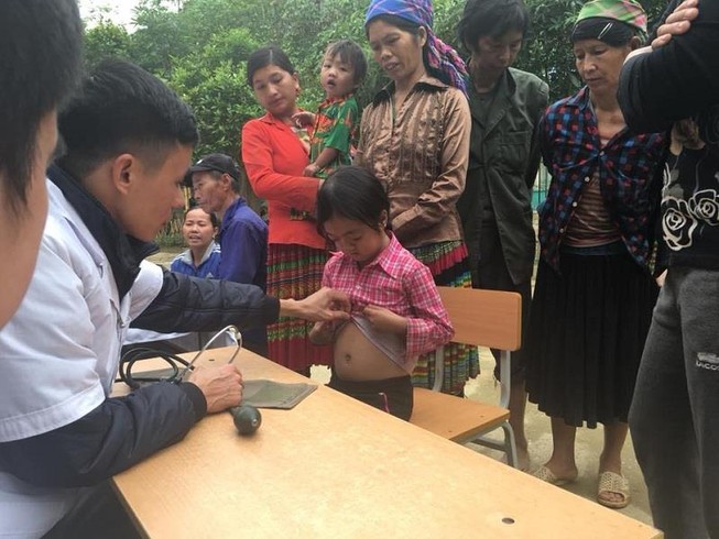 Nơi bác sĩ thường xuyên đỡ đẻ bên vách núi, lưng chừng đèo