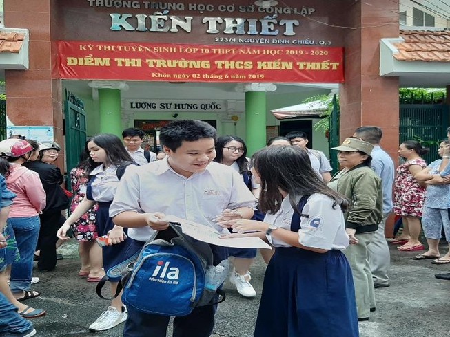Các thí sinh thi tiếng Đức tại điểm thi trường THCS Kiến Thiết, quận 3