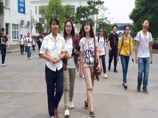 Thí sinh tại điểm thi trường THPT chuyên Nguyễn Huệ, Hà Đông. Ảnh: Hà Phượng