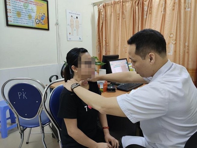 Nhờ thầy lang chữa bệnh, cô gái bị loét vùng cổ trầm trọng