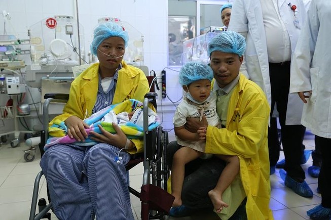 Người mẹ ung thư nỗ lực sinh con nghẹn ngào khi ôm con lần đầu