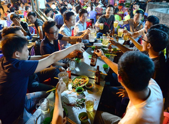 Bộ Y tế: Ngày tết mỗi người chỉ nên uống 2 lon bia 1 ngày