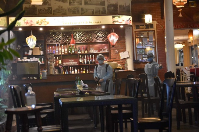 Khử khuẩn quán ăn nơi bệnh nhân 49 từng đến. Ảnh: Nguyễn Do