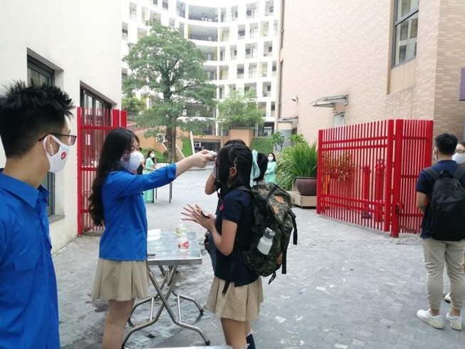 Ngày đầu trở lại trường HS đều đeo khẩu trang, giữ khoảng cách