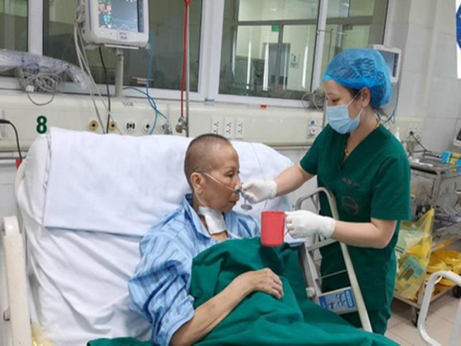 Bác gái bệnh nhân 17 hồi phục ngoạn mục, vẫy tay chào bác sĩ