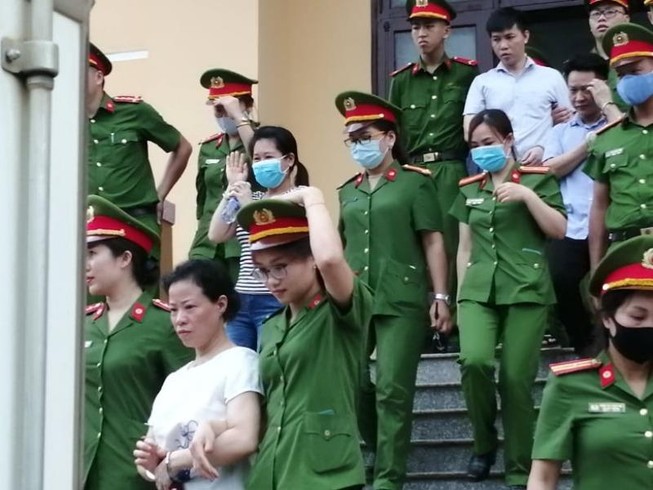Phụ huynh bức xúc vì con 'bị nâng điểm'