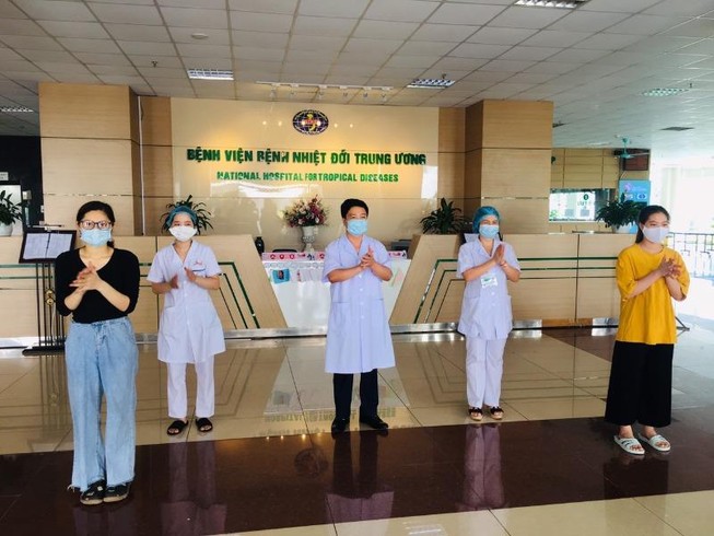 Các bệnh nhân COVID-19 được xuất viện ngày 18-5 tại BV Bệnh Nhiệt đới Trung ương. Ảnh: HÀ PHƯỢNG