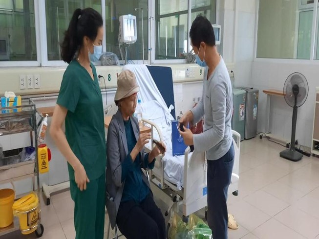 Bệnh nhân COVID-19 nặng nhất miền Bắc xuất viện bay về TP.HCM