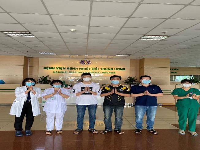 Thêm 5 bệnh nhân mắc COVID-19 được công bố khỏi bệnh