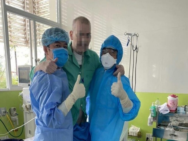 Phi công người Anh đứng được, đang tập đi