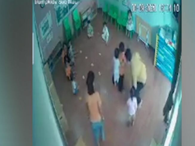 Bé 2 tuổi bị bố bạn học giật tóc, tát nhiều lần vào mặt