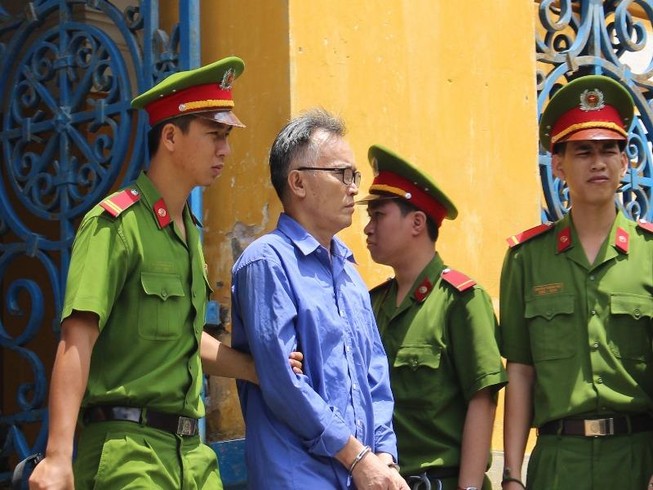 Hải quan tiếp tay doanh nghiệp: Thừa nhận chung chi
