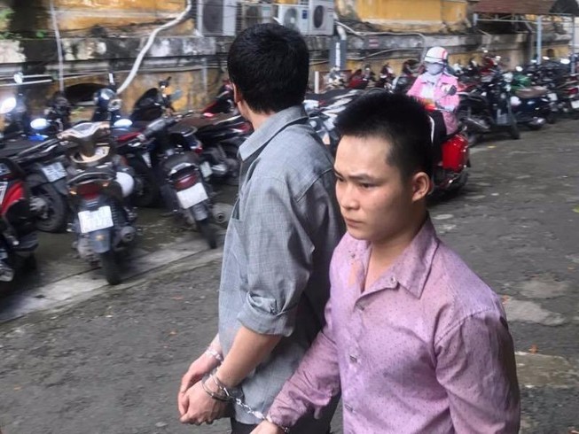 Quản lý khách sạn điều hành bán dâm qua... camera