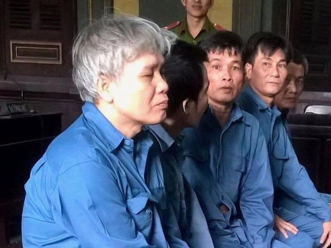 Đưa hẳn ô tô tới đình để trộm lư hương cổ 100 năm