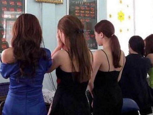 “Tú bà” hoa khôi mại dâm ngàn đô xin hoãn phiên tòa