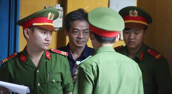 Khi cán bộ ngân hàng làm lơ cho khách lừa đảo