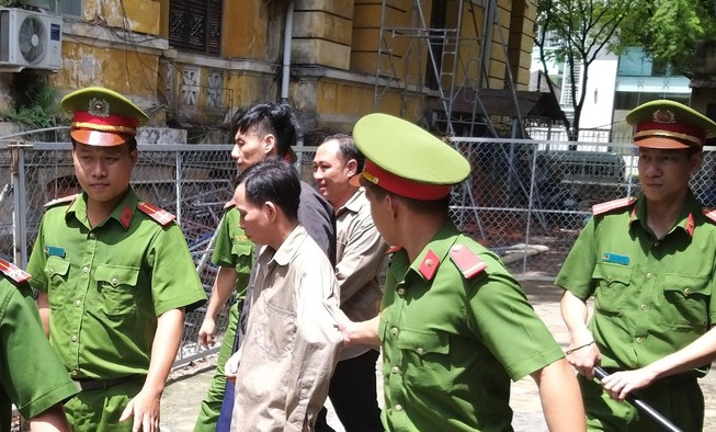 Đưa tiền cho kẻ lừa, nhiều người nhận án tù