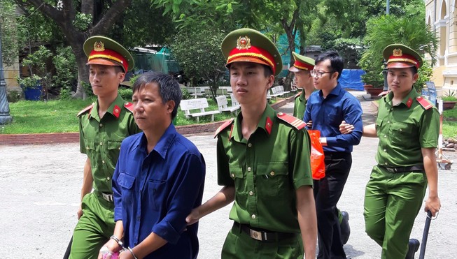 Cựu Tổng giám đốc top 100 doanh nhân được chiếu cố án phạt